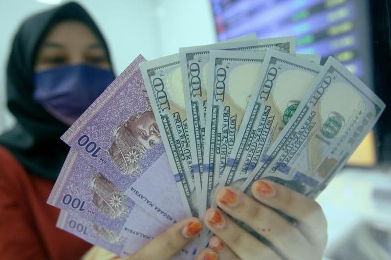 Ringgit rises as Fed minutes weigh on US$