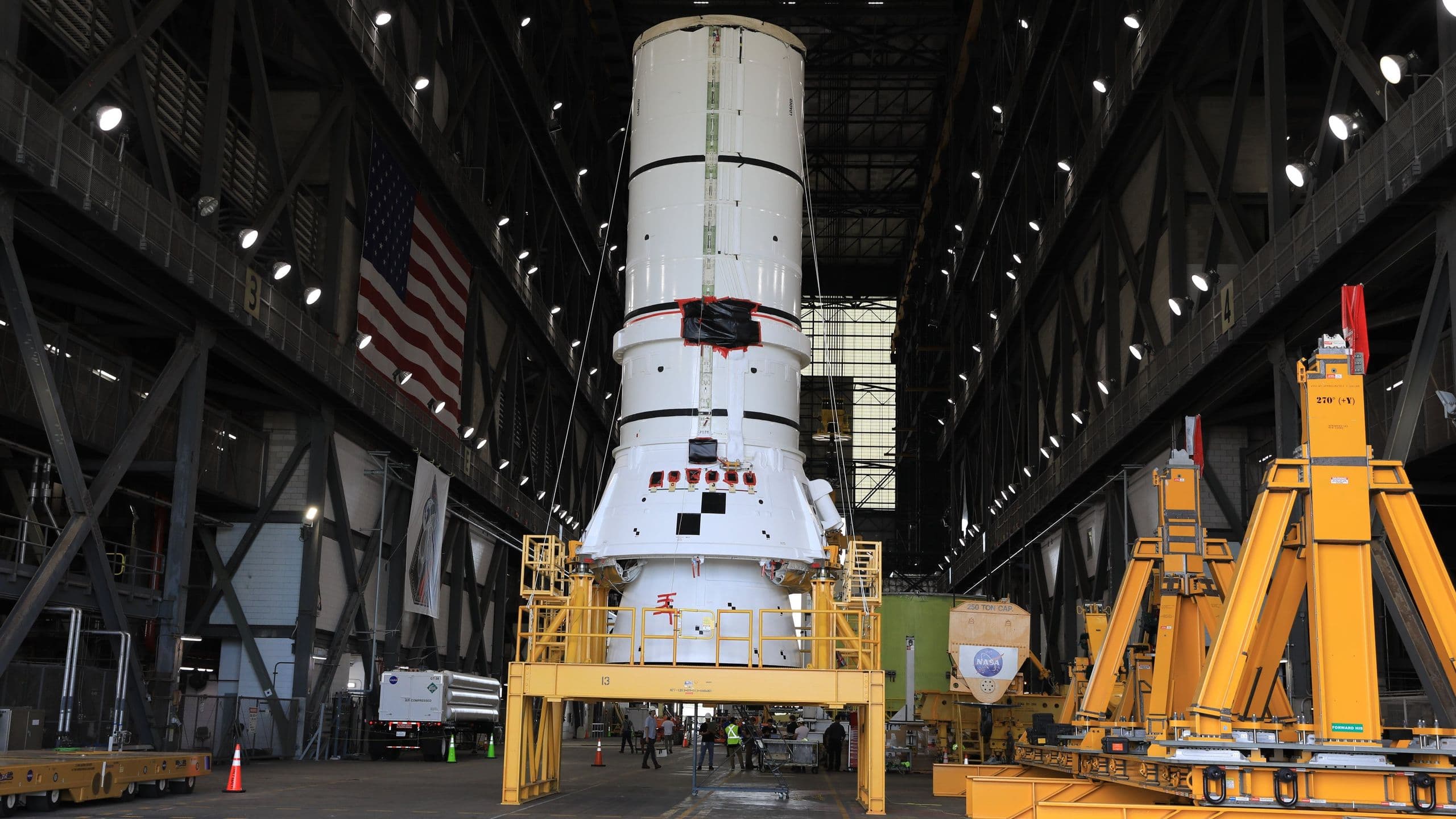 NASA begins stacking rocket ahead of 2027 Artemis III astronaut launch (photos)