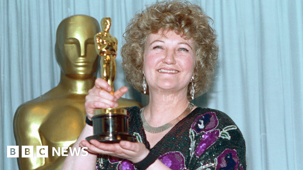 winning Irish actress dies at 81