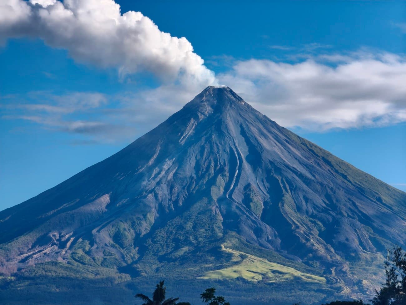 More restive Mayon Volcano seen as sulfur emissions hit record high